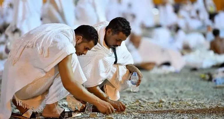 Muzdalifah “Although I am staying here, you may stay anywhere throughout Muzdalifah.”