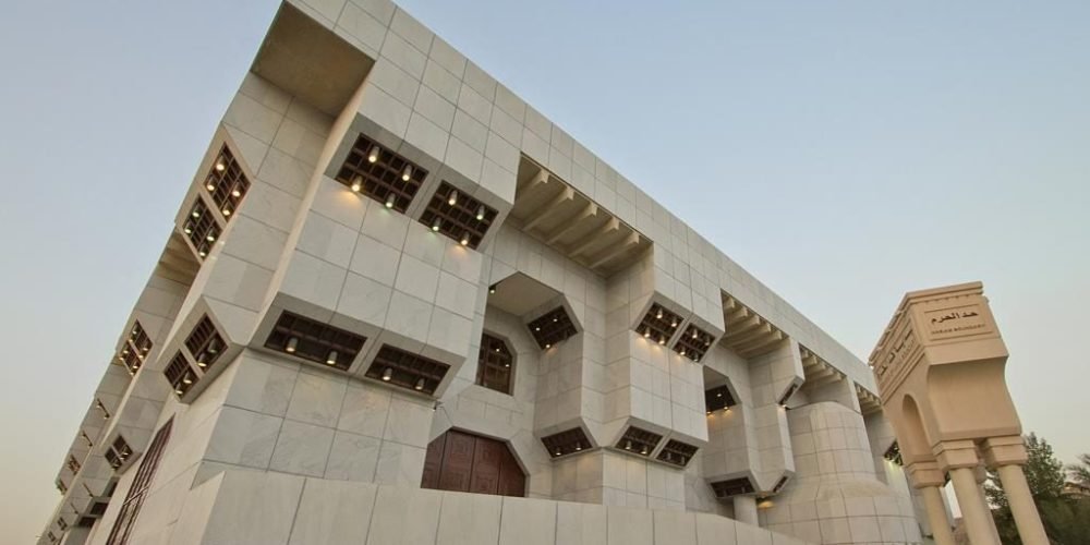 Masjid Aisha is located at a distance of 7.5 kilometres from Masjid Al-Haram.